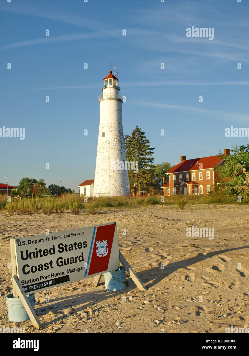 Port Huron Michigan's Fort Gratiot Faro. È attiva una stazione di guardia costiera. Vi è un cartello segnaletico Nessuna intrusione Foto Stock