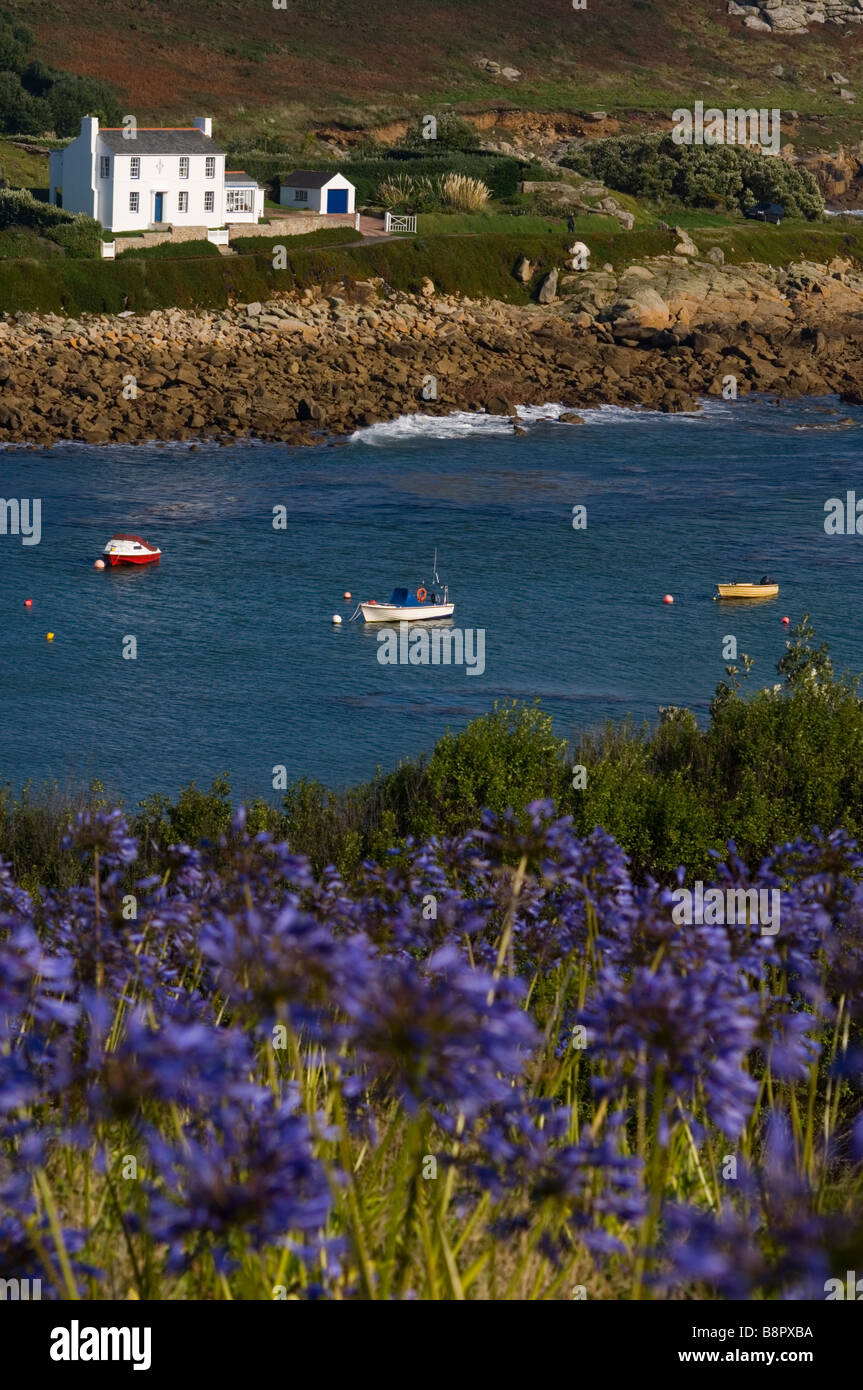 Una linea di tre barche ormeggiate in Old Town Bay. St Mary's. Le Isole Scilly. La Cornovaglia. SW Inghilterra. Regno Unito Foto Stock