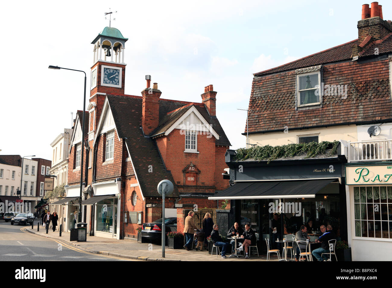 Regno Unito South West London Wimbledon Village la vecchia stazione dei vigili del fuoco di clock tower in strada alta. Foto Stock