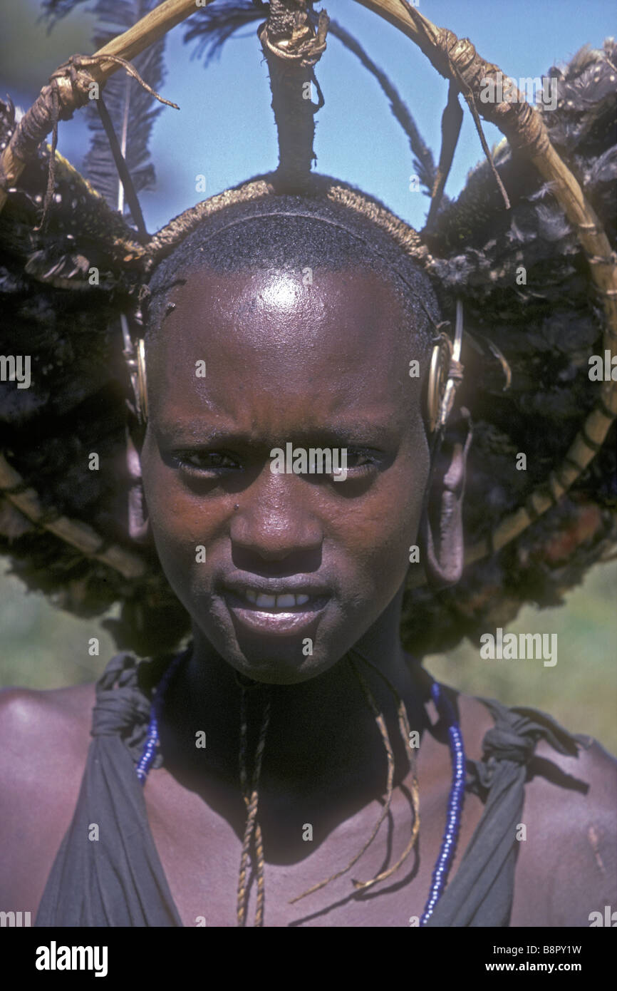 Close up ritratto di Giovane Maasai moran con copricapo di uccelli dopo la circoncisione a sud di Ngong Hills Kenya Africa orientale Foto Stock