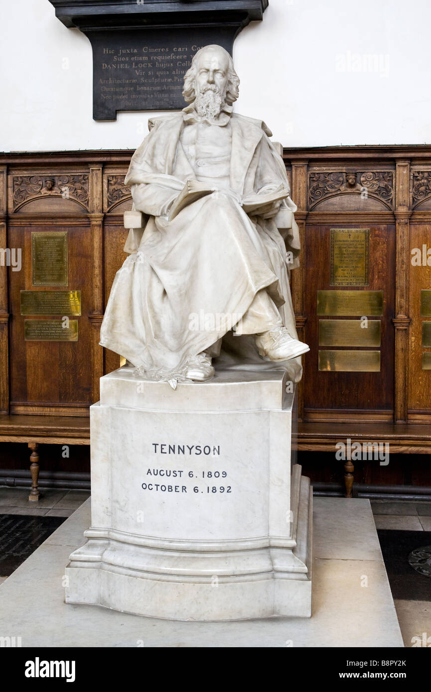 Signore Alfred Tennyson statua nel ante cappella della Trinità Foto Stock