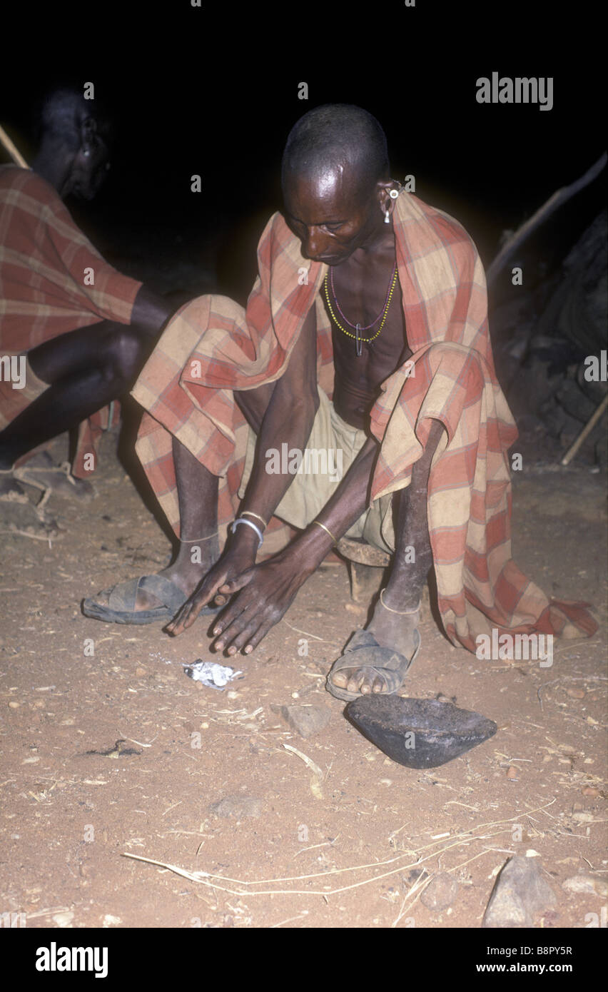 Rendille elder celebrando hai fuori di casa sua in Korr Kenya Settentrionale Africa orientale Foto Stock