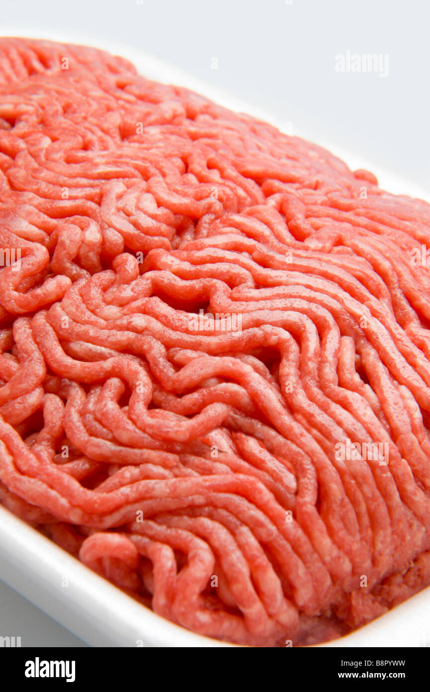 Libbra di macinato di manzo magro su bianco Foto Stock