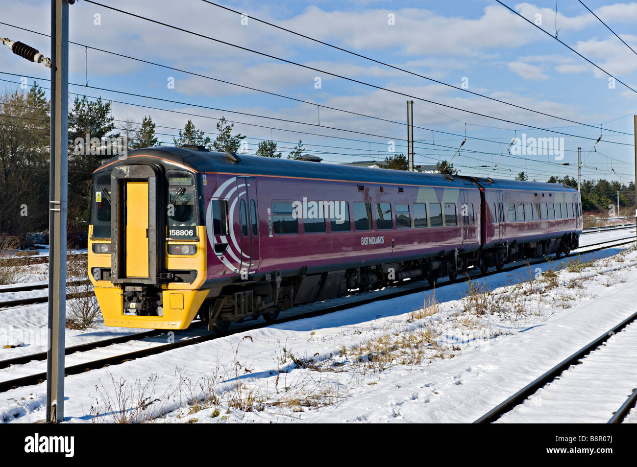 East Midland treni 158 unità DMU avvicinando Peterborough Foto Stock