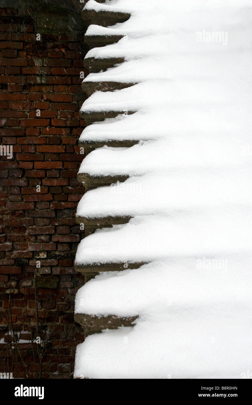 Vista scale di casa senza tetto coperto di neve. Foto Stock