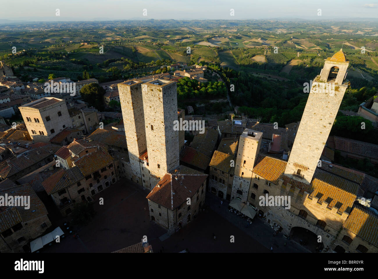 San Gimignano Toscana Italia vista sulla Piazza del Duomo verso la campagna circostante Foto Stock