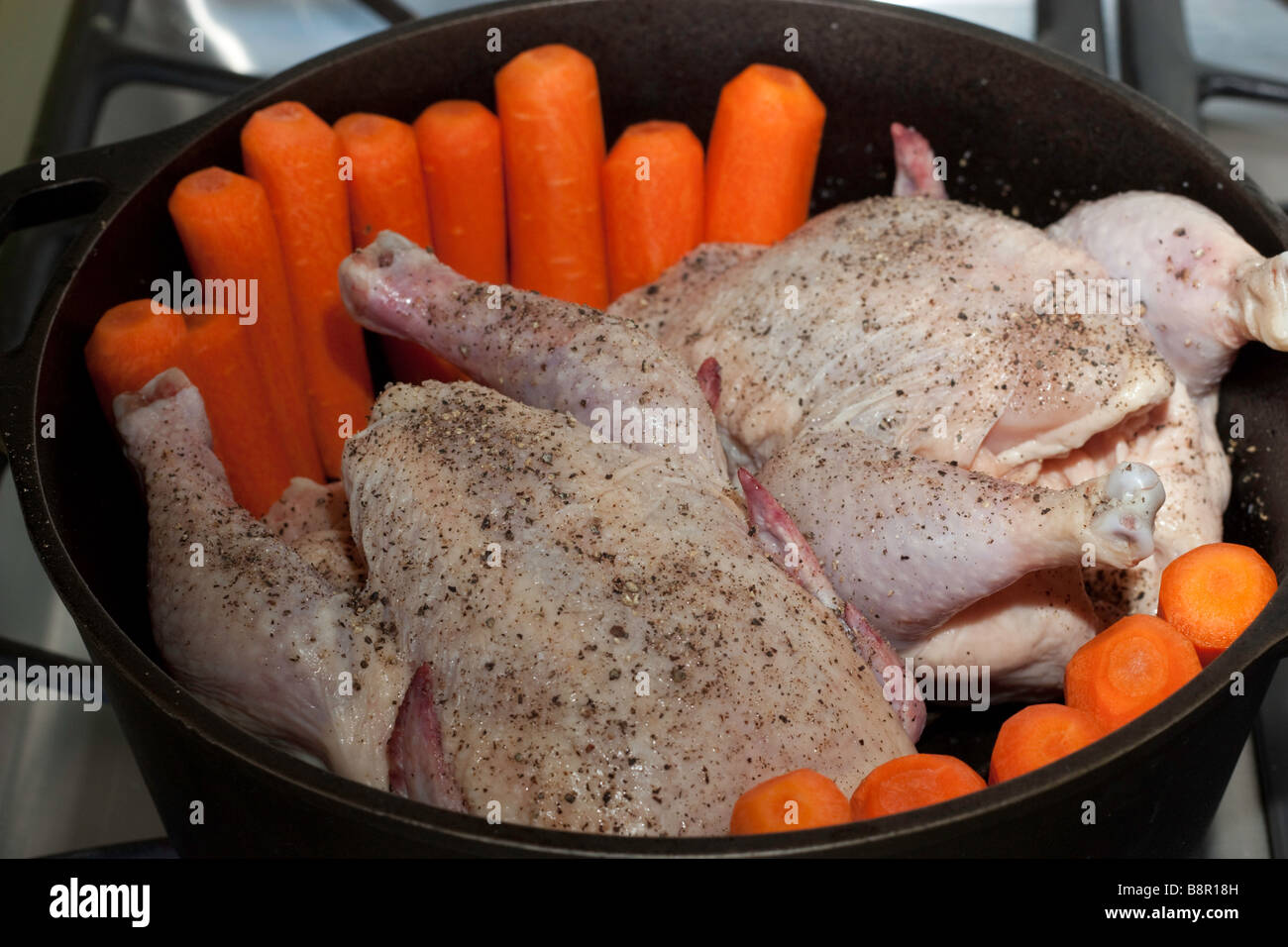 Cornish game hens essendo preparato per l'arrosto Foto Stock