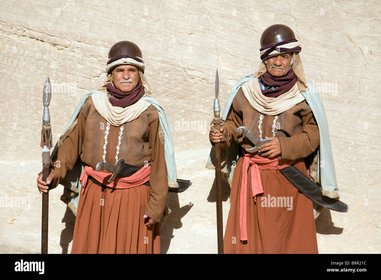 Uomini vestiti come guardie Nabatean all'ingresso del Siq, Petra, Giordania Foto Stock