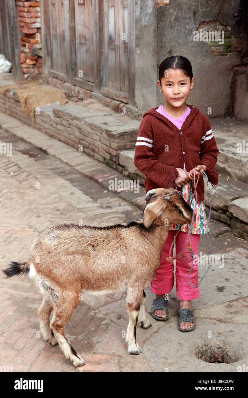 Il Nepal valle di Kathmandu Bhaktapur bambina con capra Foto Stock