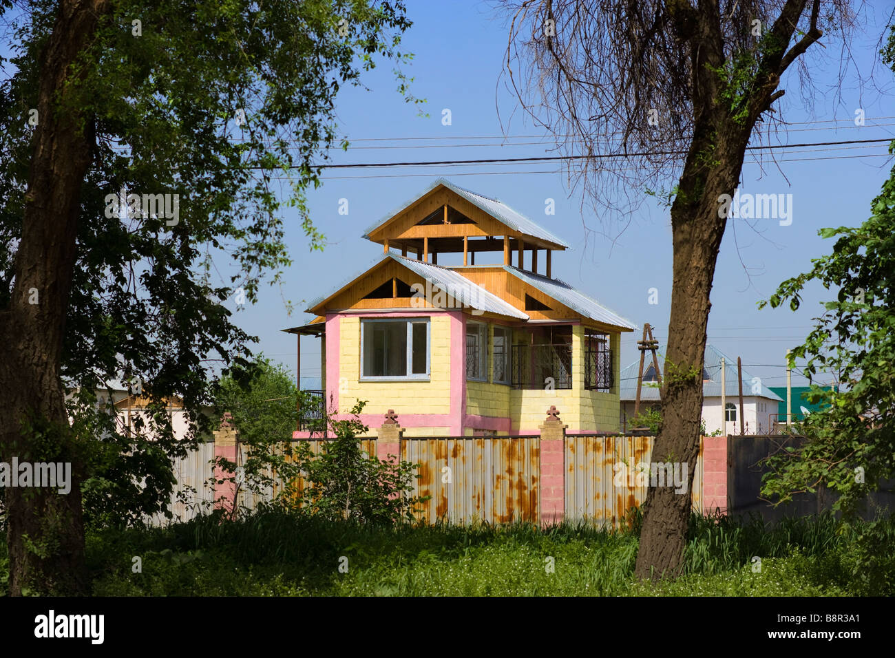 In un sobborgo di Almaty, una piccola costruzione casa progetto ha grandi ambizioni McMansion. Foto Stock