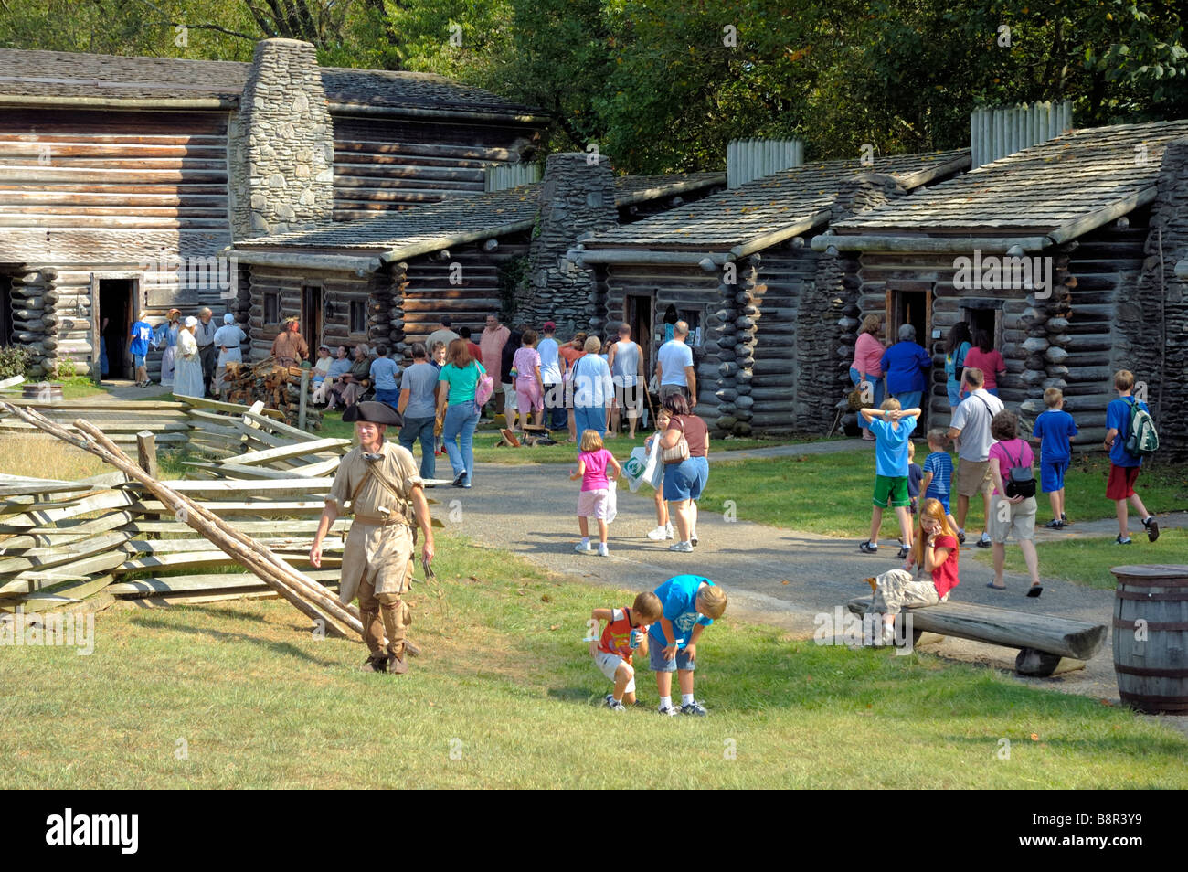 Visitatori in fort per la rievocazione dell'Assedio di Fort Boonesborough Kentucky negli Stati Uniti Foto Stock