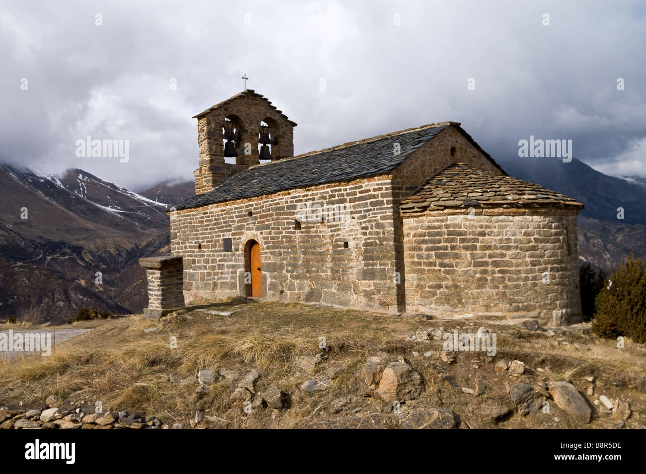 Al XII secolo in stile romanico chiesa Sant Quirc de Durro nelle montagne dei Pirenei. Vall de Boi, Catalogna, Spagna. Foto Stock