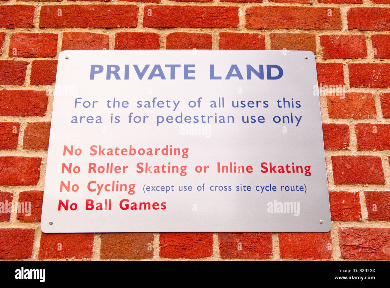Segno di avvertimento di terreno privato dicendo no lo skateboard,escursioni in bicicletta,giochi con la palla,pattinaggio,uso pedonale solo Foto Stock