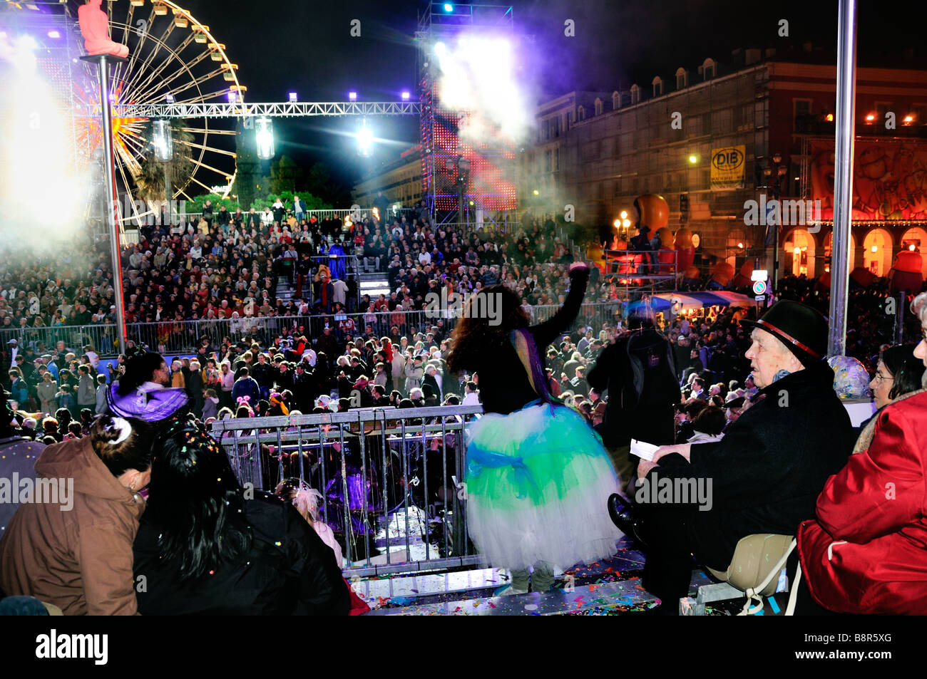Nizza Francia, Eventi pubblici sfilata di Carnevale folla festeggiando, di notte, strade, Donna in abito ondulato alla folla Foto Stock
