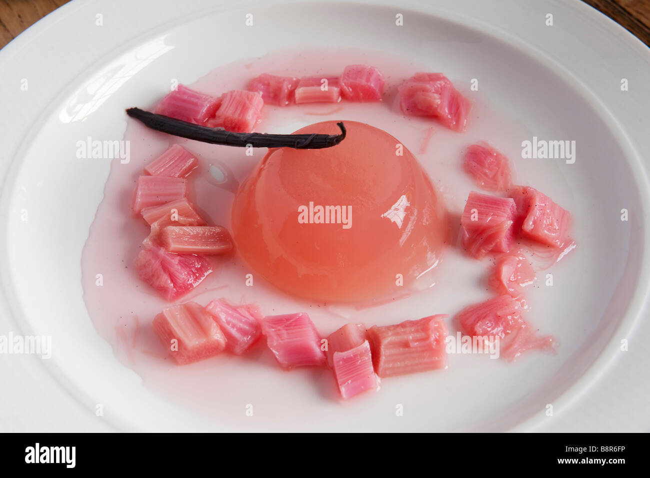 Rabarbaro gelatina con una composta di rabarbaro presso lo Stagg Inn di Titley, Herefordshire, Regno Unito, il primo pub con stelle Michelin in Gran Bretagna. Foto Stock