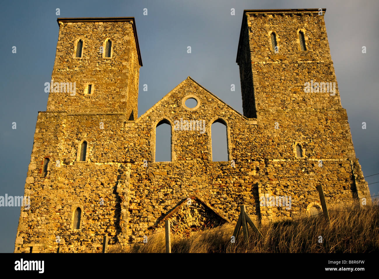 Resti della chiesa Reculver torri bagnata nel tardo pomeriggio di sole in inverno Foto Stock