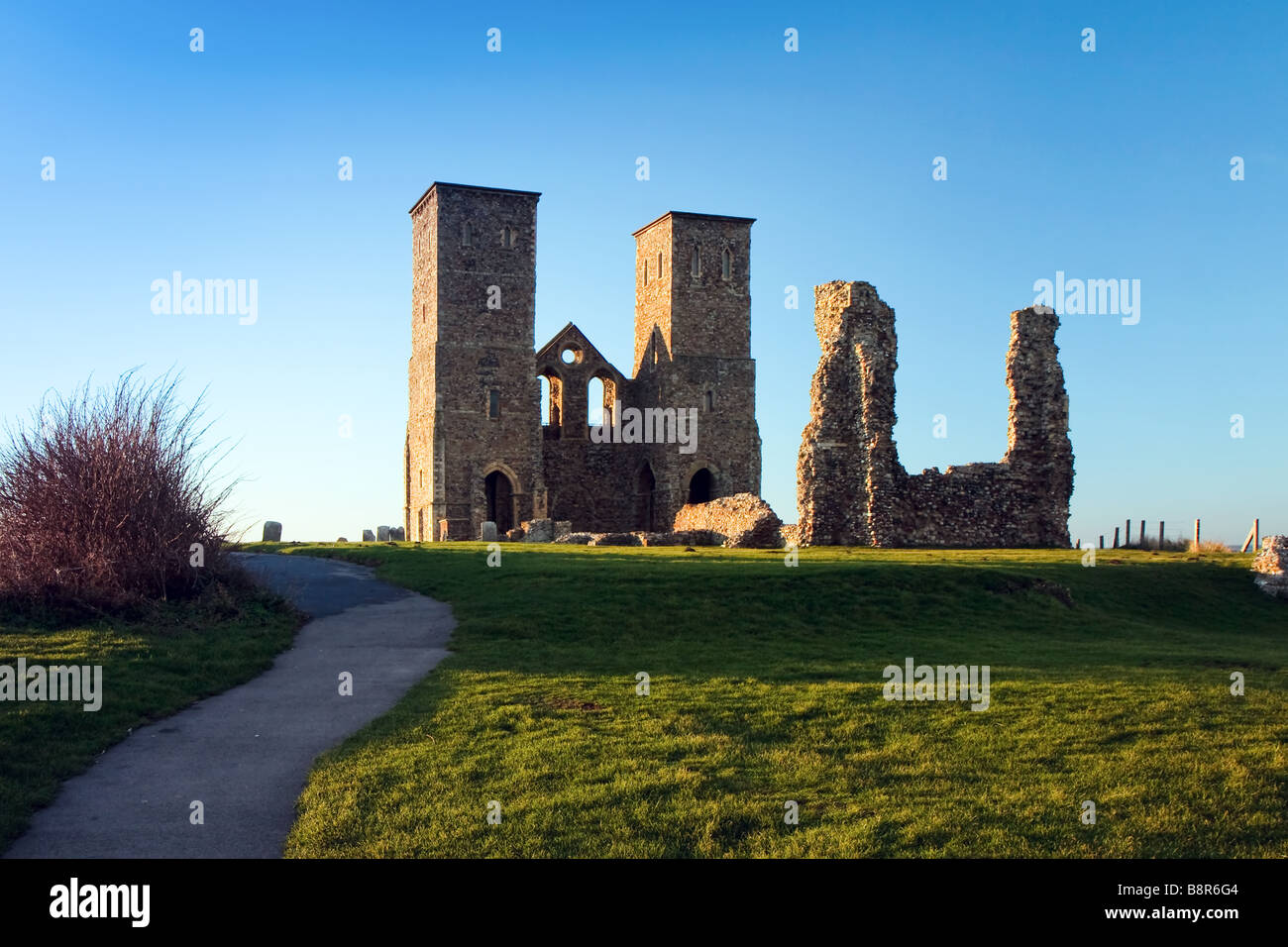 Resti della chiesa Reculver torri bagnata nel tardo pomeriggio di sole in inverno Foto Stock