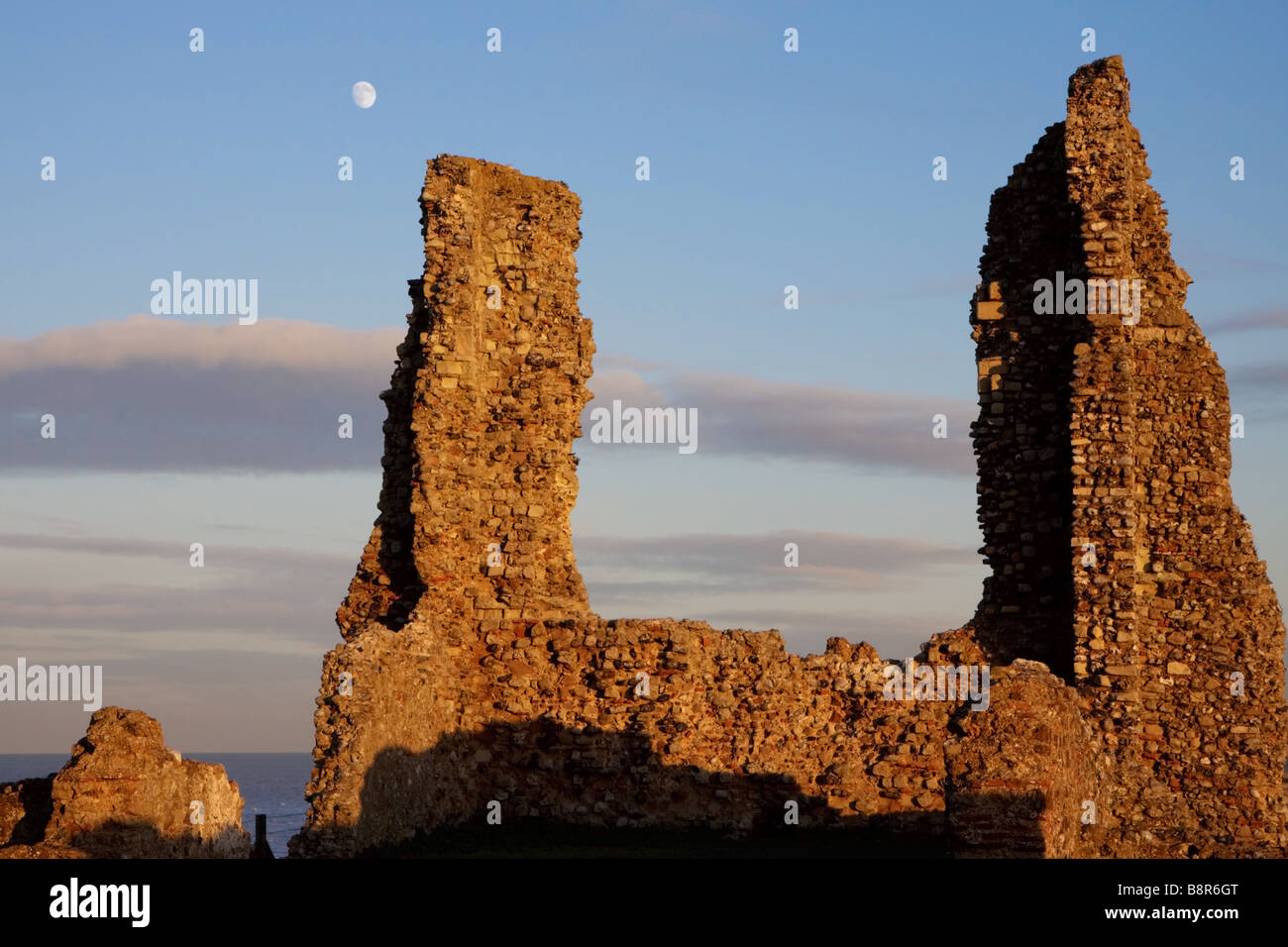 Resti della chiesa Reculver torri bagnata nel tardo pomeriggio di sole in inverno Foto Stock