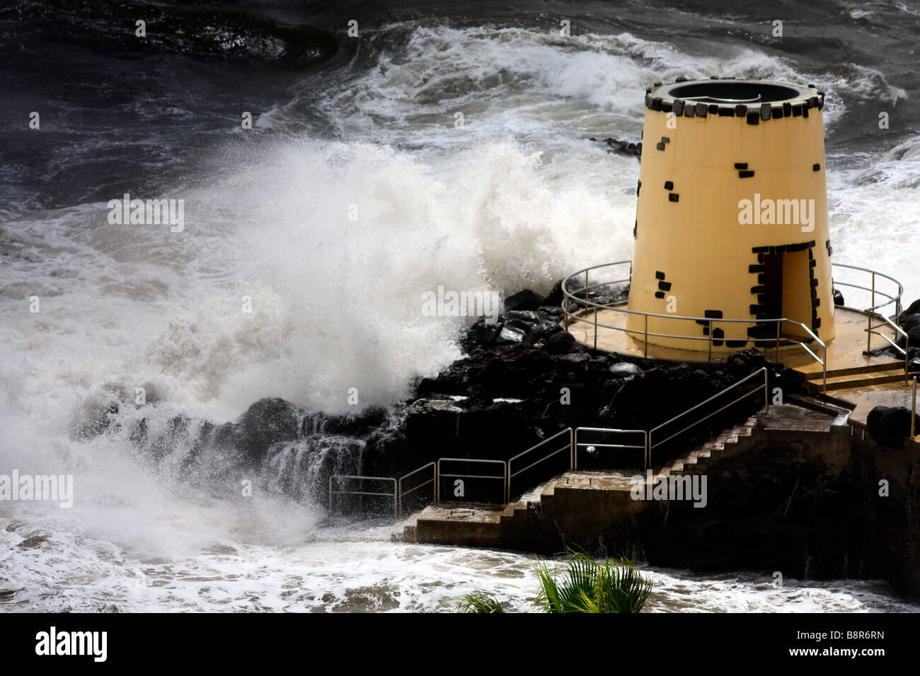 Tempesta tropicale di colpire la torre di vedetta nei motivi del Savoy Hotel Funchal Madeira Foto Stock