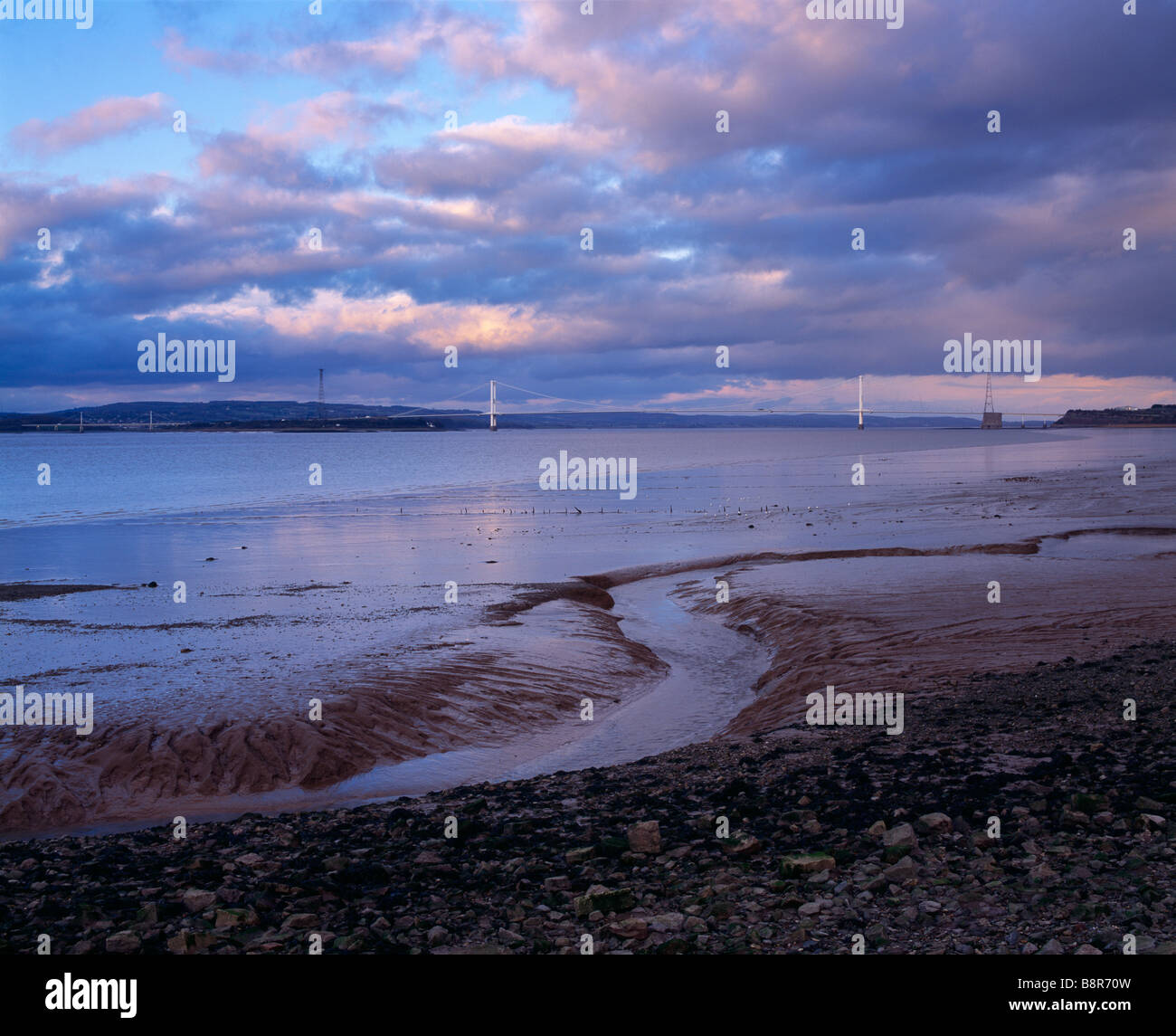 L'estuario del fiume Severn e il ponte Severn si affacciano su Severn Beach, Gloucestershire, Inghilterra Foto Stock