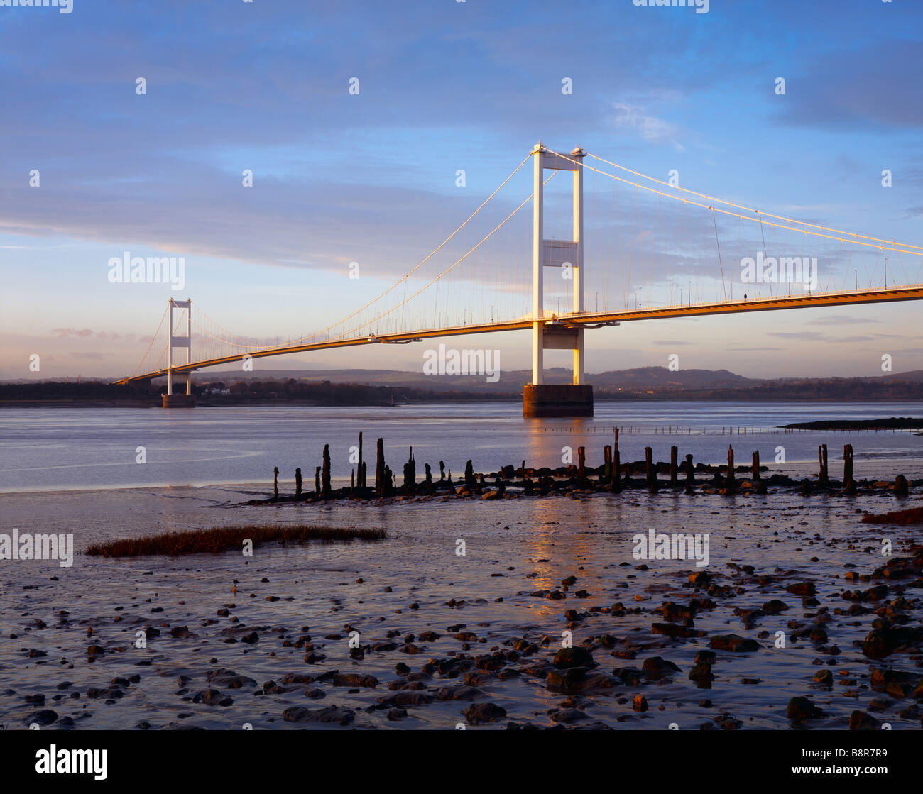 Il ponte Severn sull'estuario del fiume Severn ad Aust, Gloucestershire, Inghilterra Foto Stock