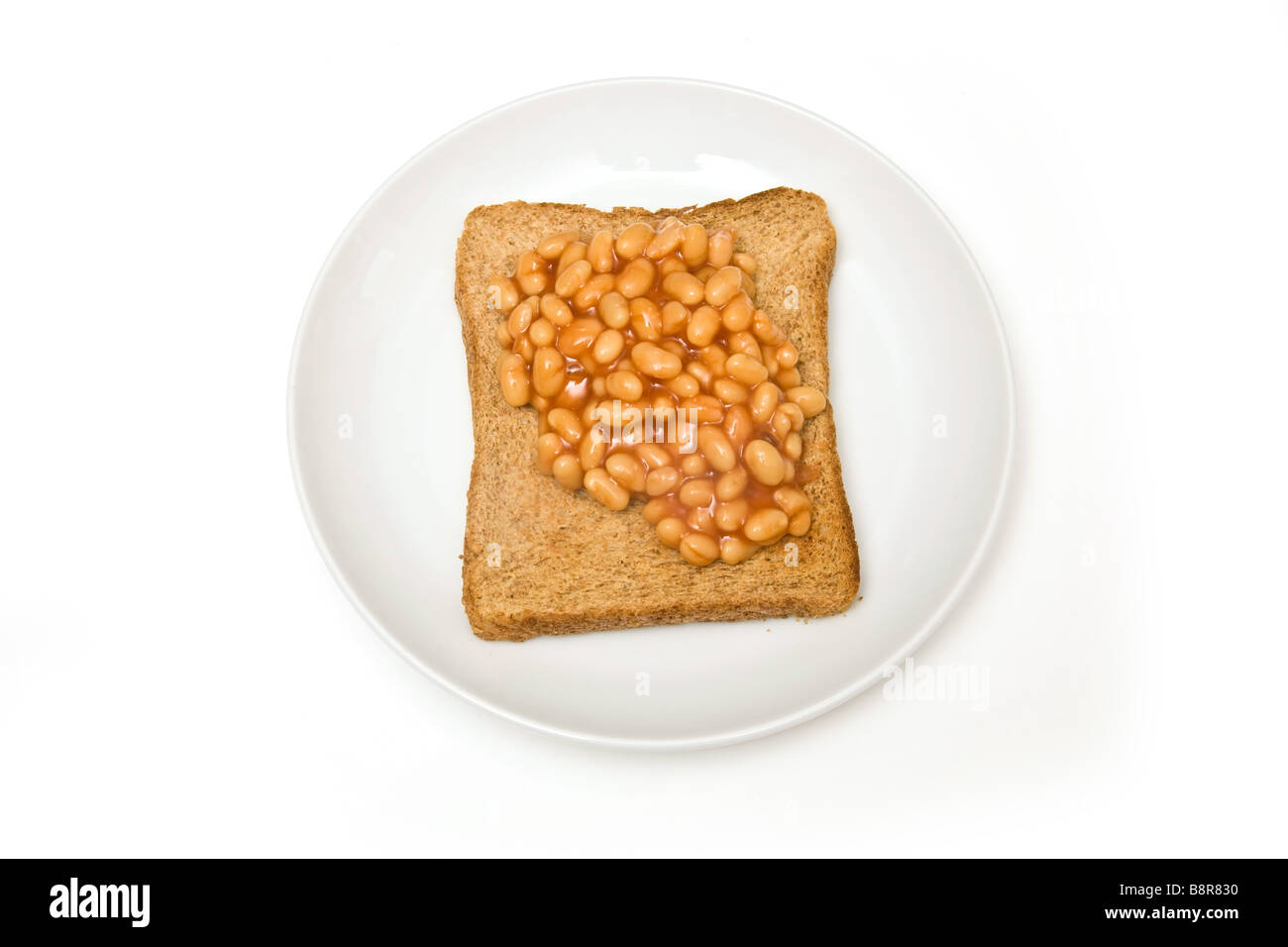 Piatto di fagioli su pane tostato isolato su un bianco di sfondo per studio Foto Stock