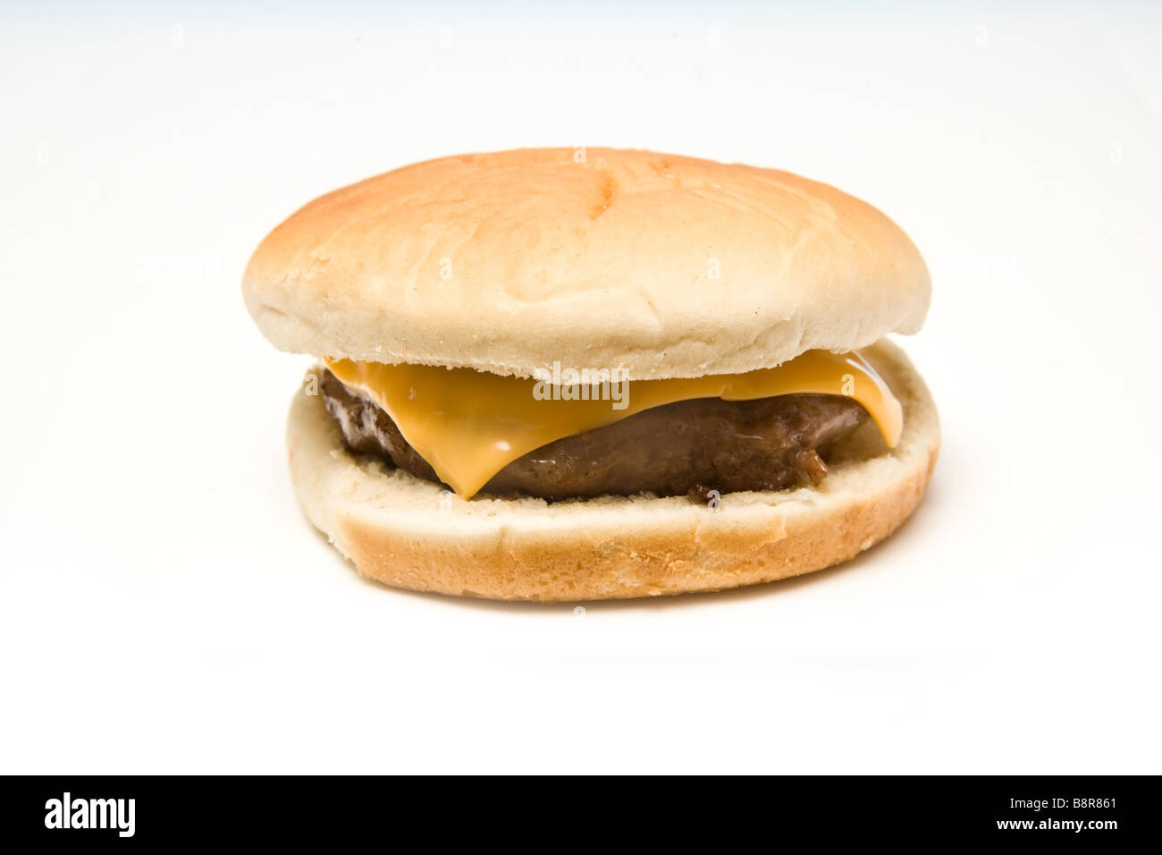 Cheeseburger isolato su un bianco di sfondo per studio Foto Stock