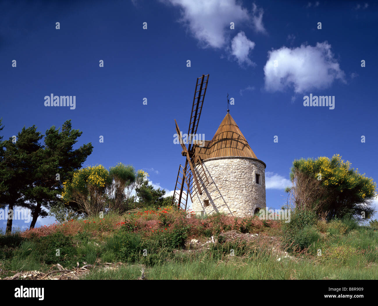 Mulino a vento in Provenza, Francia Provenza Foto Stock