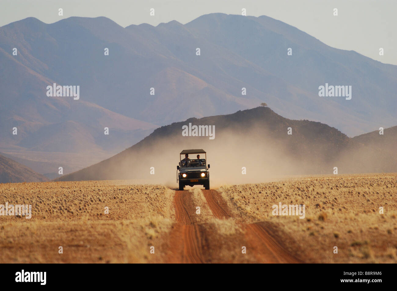 Jeep nel paesaggio del deserto, Namibia Foto Stock