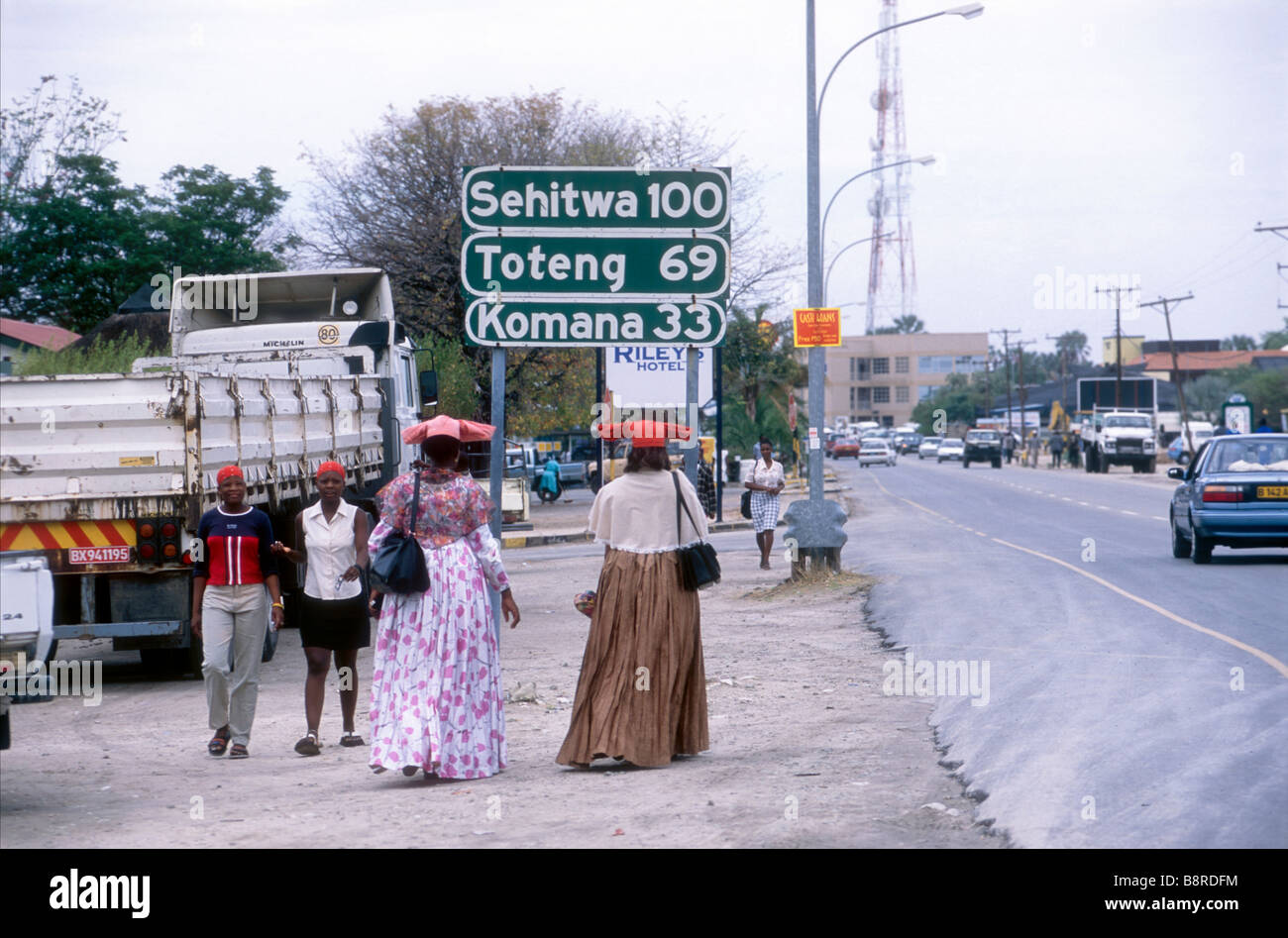 Herero ladies camminare a Maun main street Foto Stock