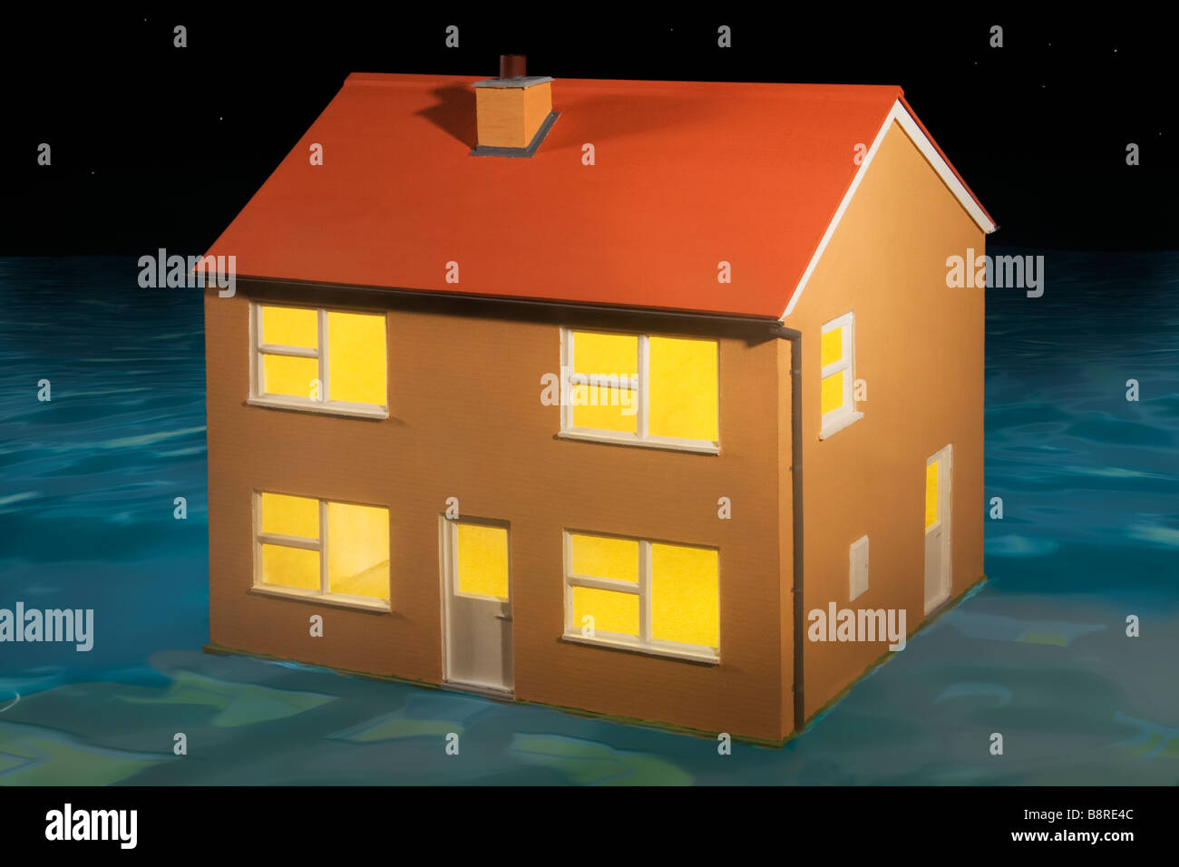 Oggetti Smarriti ? Una casa circondata da acqua o forse a galla di notte. Foto Stock