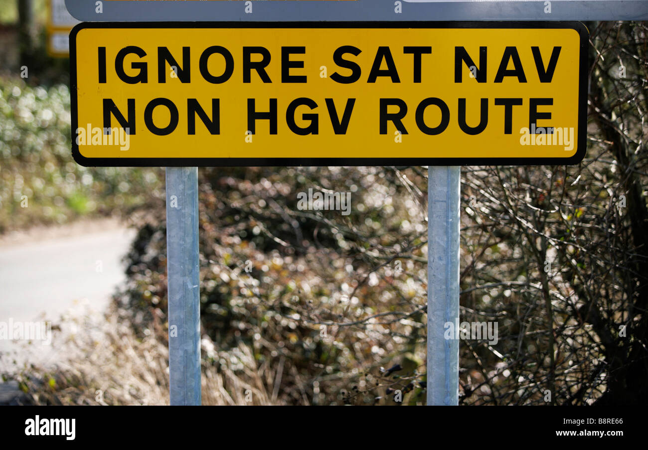 Un cartello stradale avvertenza camionisti di ignorare le direzioni i loro sistemi di navigazione via satellite stanno dando loro. Foto Stock