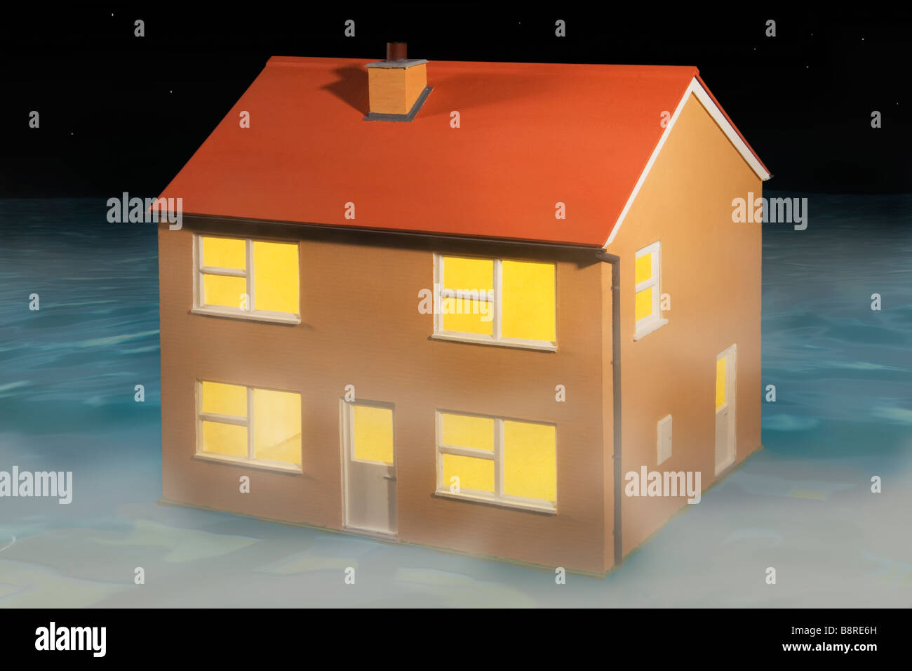 Una casa circondata da un mare nebbioso di notte. Foto Stock