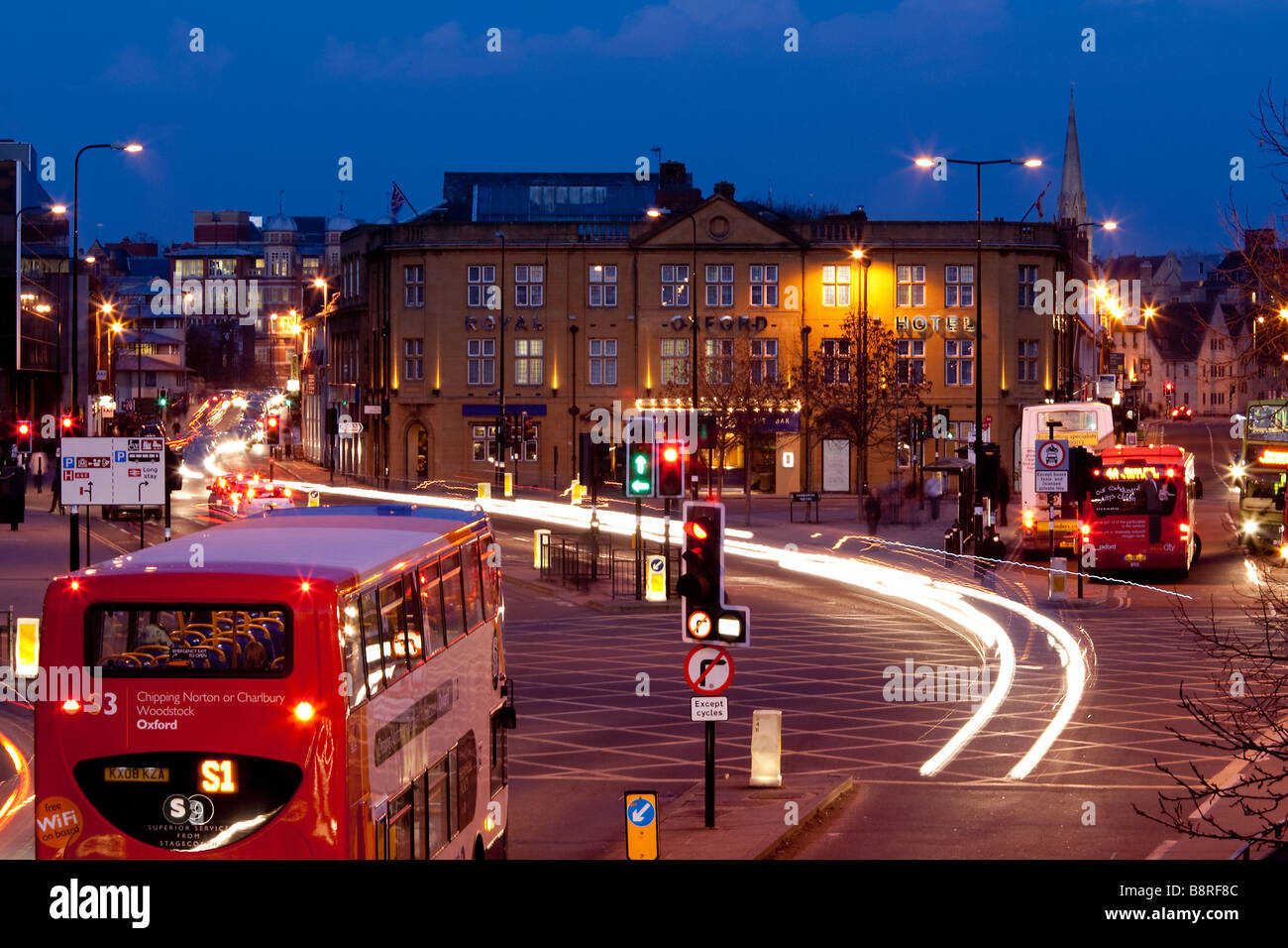 Royal Oxford Hotel di notte con percorsi di luce dal traffico in transito Foto Stock