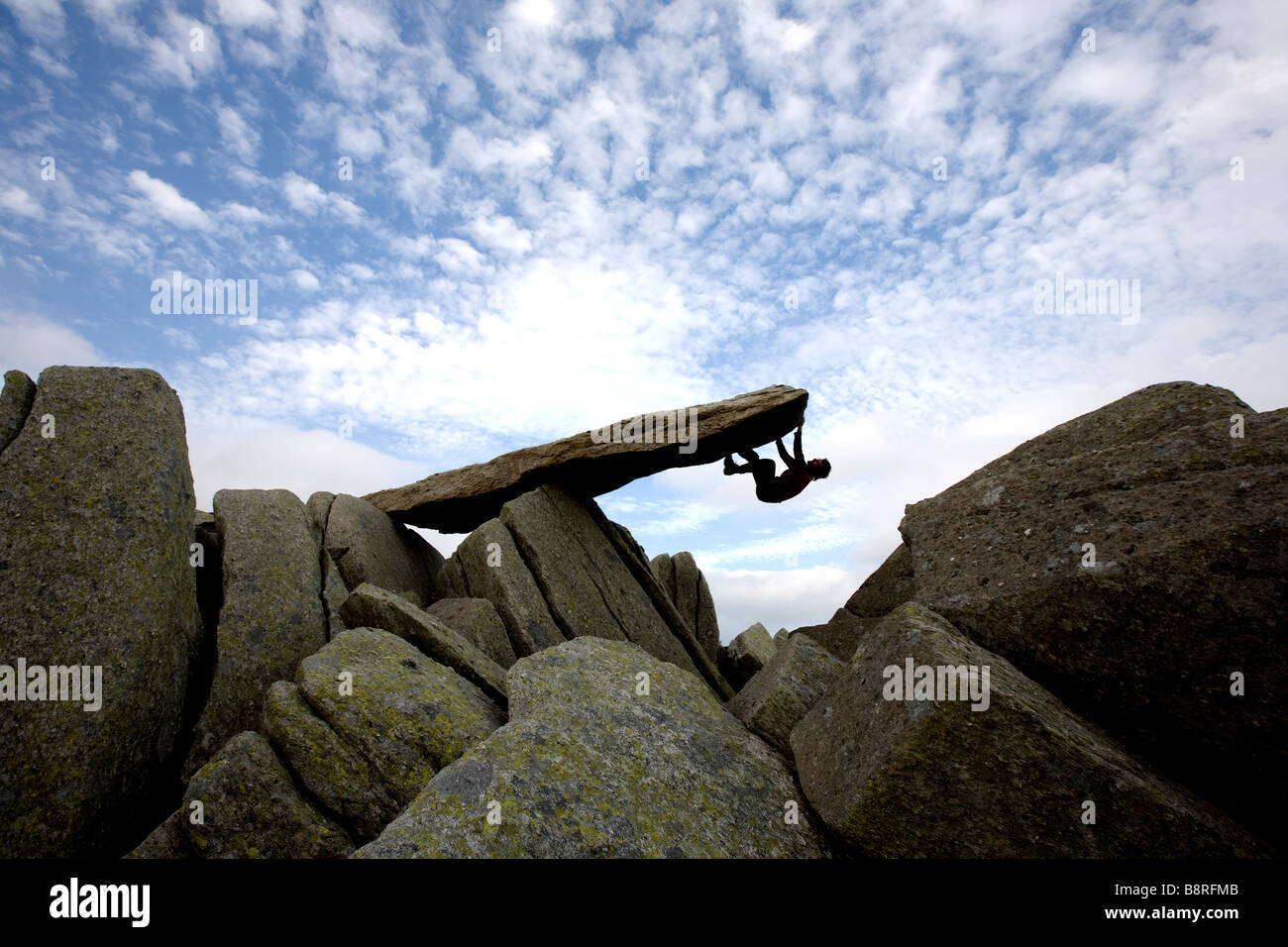 Scalatore maschio sulla pietra Cantilver Glyder Fach Snowdonia Gwynedd North Wales UK Foto Stock