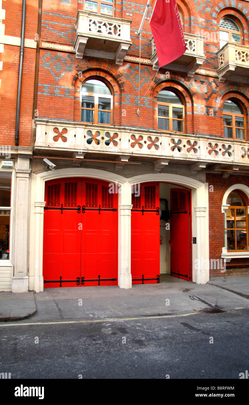 L'ingresso posteriore di Christies auction house, un ex stazione dei vigili del fuoco a Londra, Inghilterra. Mar 09 Foto Stock