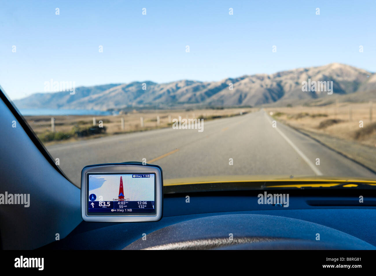 La navigazione satellitare GPS in auto sulla Pacific Coast Highway (Cabrillo Highway) a sud di Santa Lucia montagne, California Foto Stock