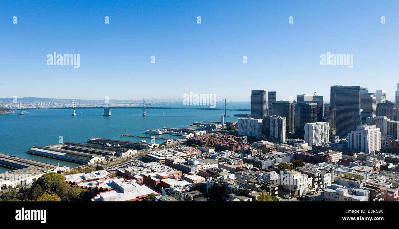 La Oakland Bay Bridge e il distretto finanziario dalla cima della Torre Coit sul Telegraph Hill, San Francisco, California Foto Stock