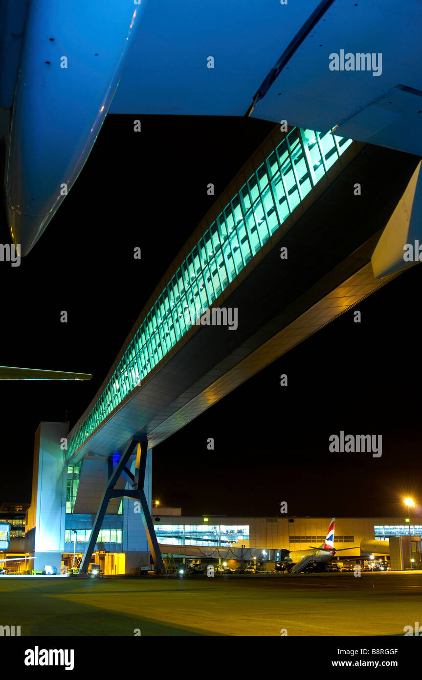 Una fotografia notturna di Gatwick ponte su una pista di rullaggio Foto Stock