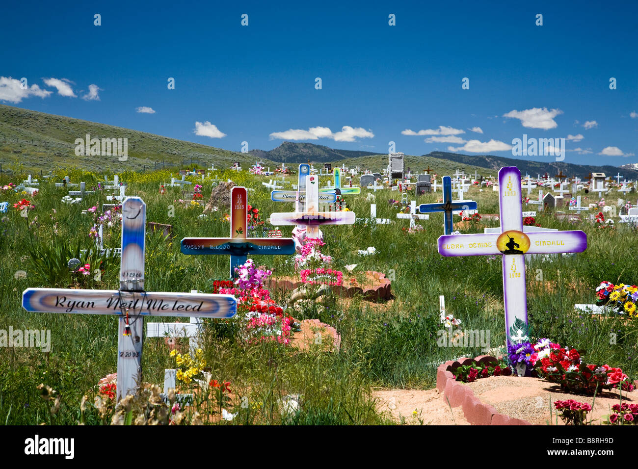 Fort Washakie, Wyoming USA: croci colorato simile a fiori in legno nel cimitero Sacajawea. Foto Stock