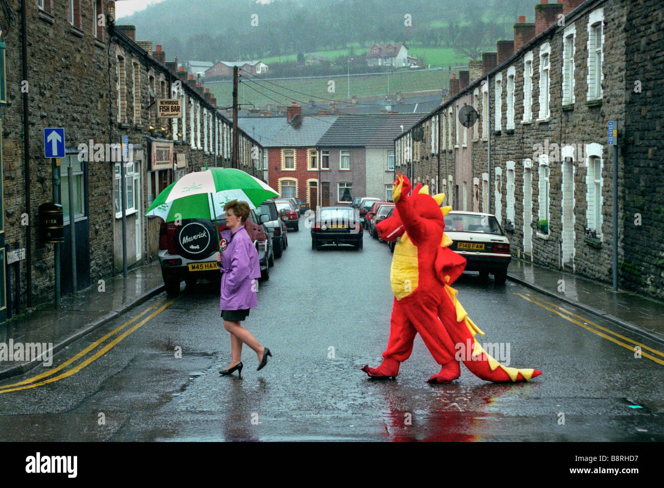 Jocelyn Davies Plaid Cymru candidato con dragon durante la campagna elettorale di Islwyn byelection South Wales UK Foto Stock