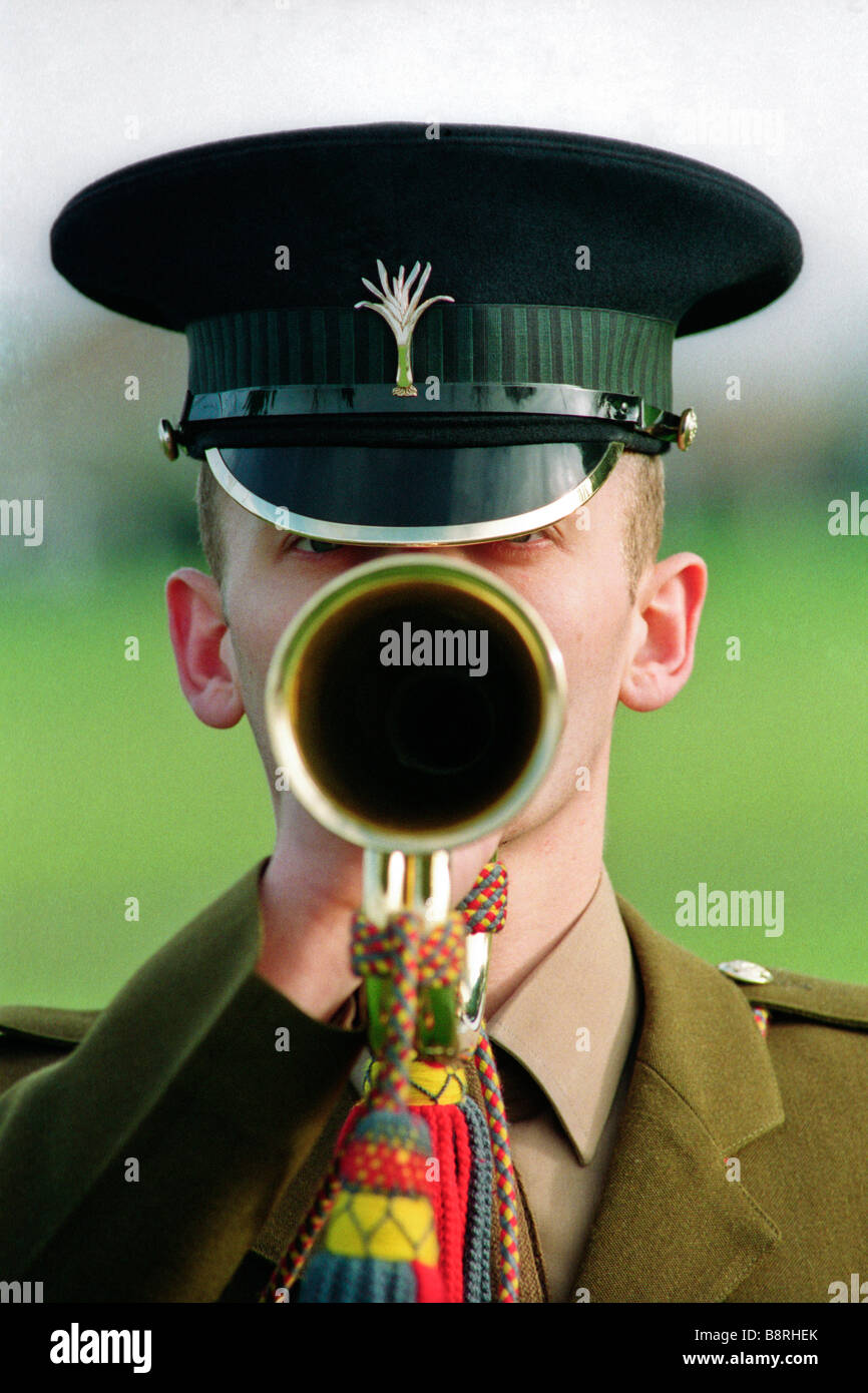 Riproduzione Bugler Ultimo Post al funerale di Welsh Guards soldato veterano della guerra delle Falkland sepolto in un cimitero di Swansea Foto Stock