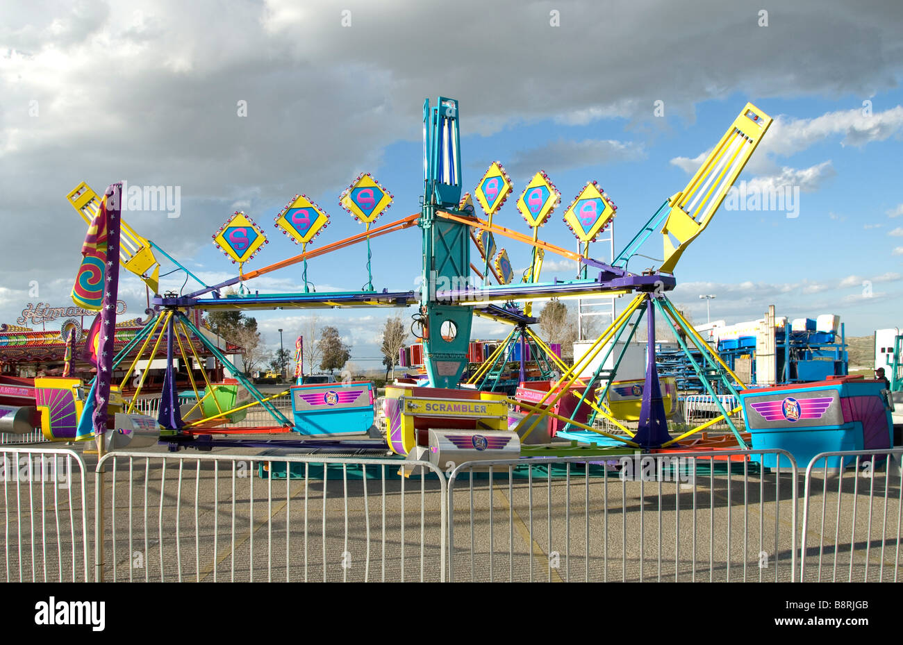 Inclinare un vortice ride in un viaggio carnival show Foto Stock