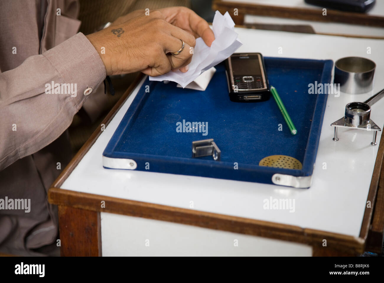 Diamond merchant con le mani in mano e diamanti a diamond trading mercato. La città di Surat, Gujarat. India. Foto Stock