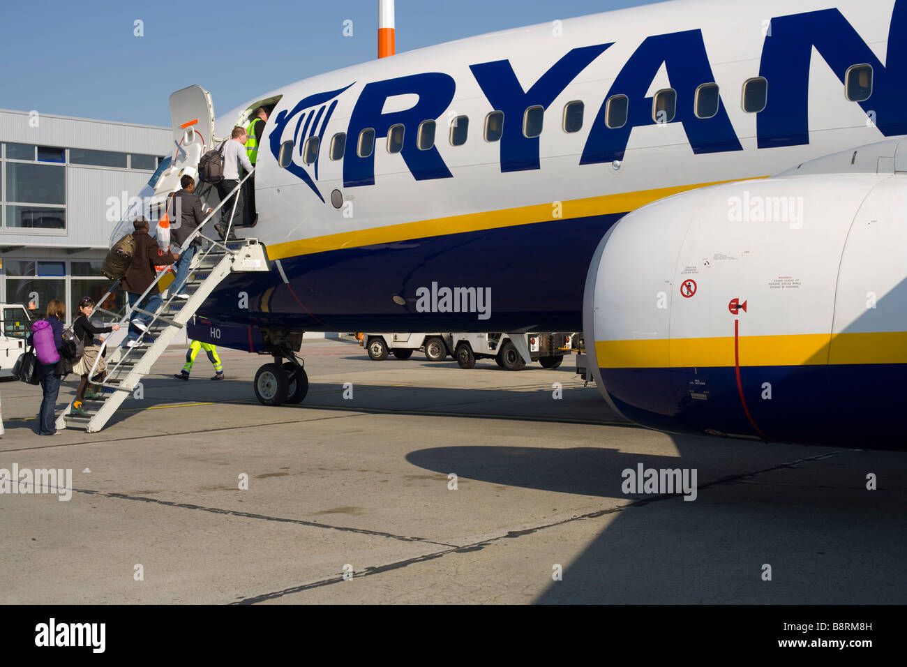 I passeggeri di salire a bordo di un Ryan Air piano a Stansted Foto Stock