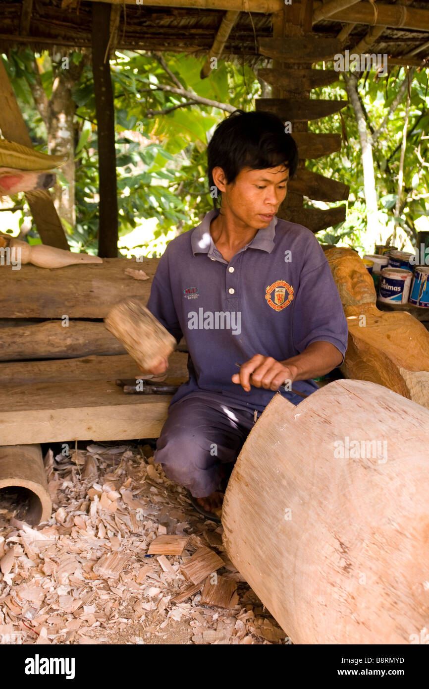 Galleria pittorica di artigiani indonesiani: qui un carver al lavoro (Sulawesi). Sculpteur sur bois Indonésien au travail (Sulawesi). Foto Stock