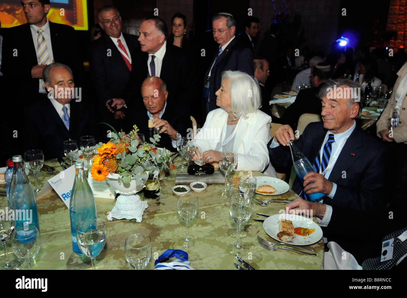 Elie Wiesel (R) ristoranti con il presidente israeliano Shimon Peres (L) durante una conferenza a Gerusalemme. Foto Stock