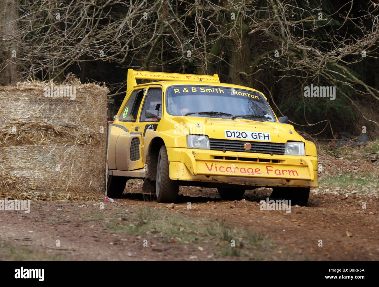 Azione girato di rally car proforming al Rallye Sunseeker 2009, fieno bail chicane Foto Stock