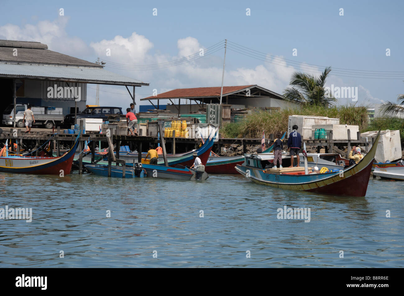 Barche tradizionali in porto a Semporna Sulu Malesia Mare del Sud-est asiatico Foto Stock