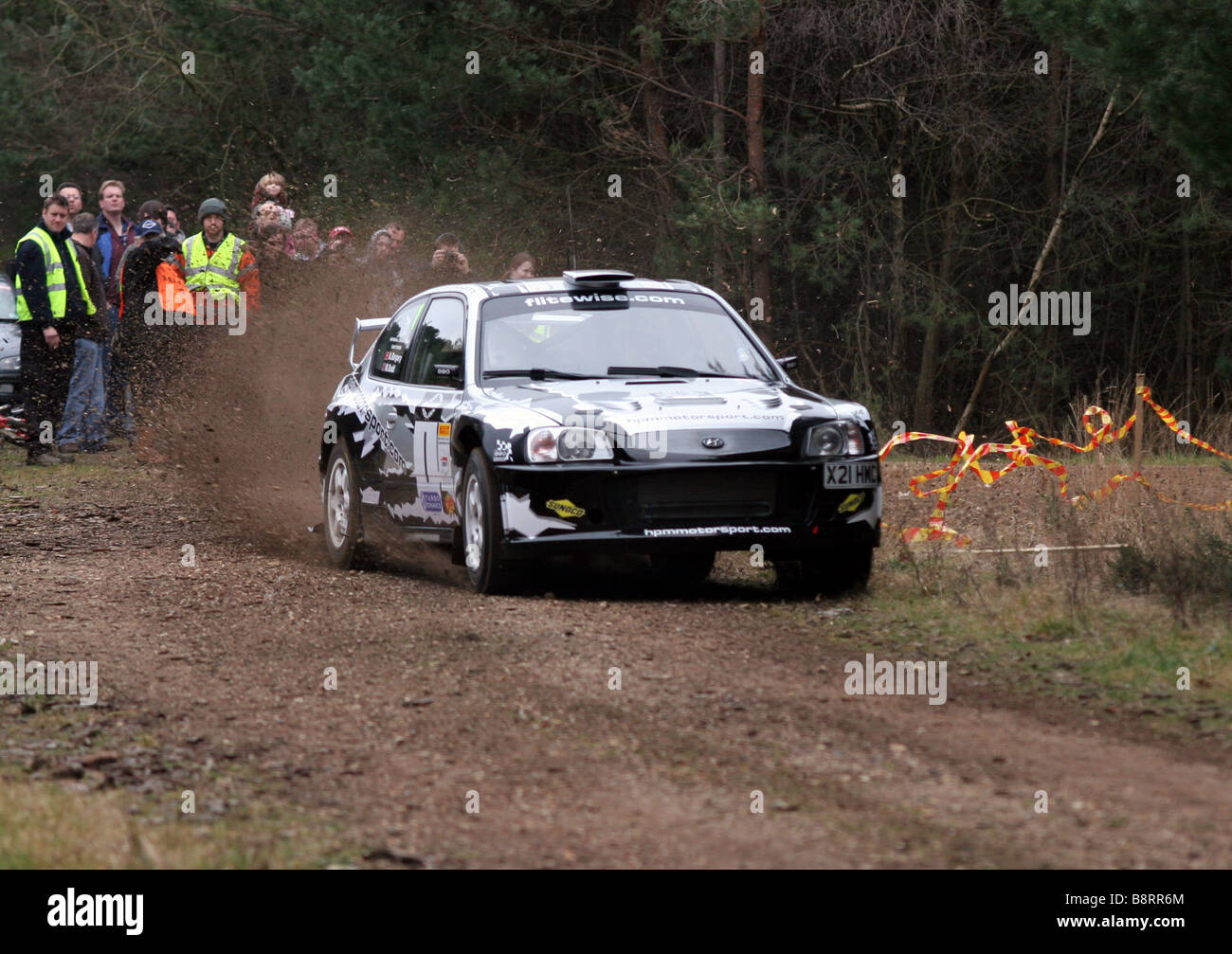 Azione girato di rally car proforming al Rallye Sunseeker 2009 Foto Stock